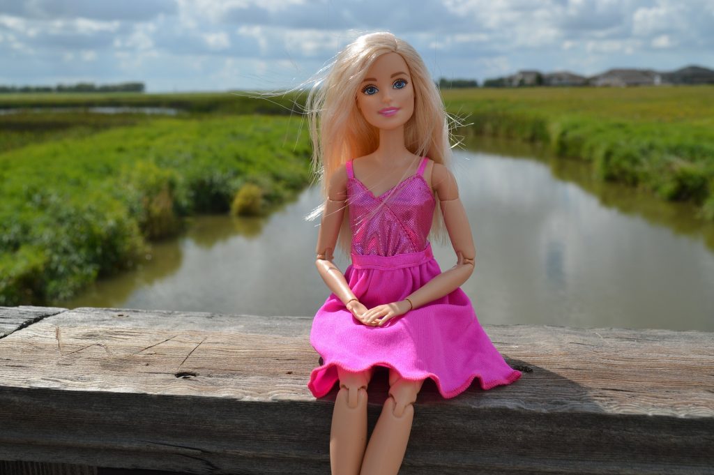 Domek dla lalek z garażem to element zestawu z lalką Barbie