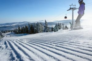 kolorowe kaski snowboardowe